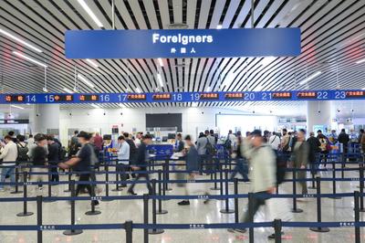 五一假期臨近，白云機(jī)場(chǎng)口岸出入境客流預(yù)計(jì)突破4.3萬人次，服務(wù)升級(jí)應(yīng)對(duì)高峰